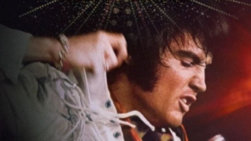 Bild på Elvis Presely sjungandes i profil