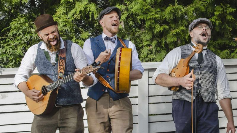 Tre män som spelar instrument och sjunger.