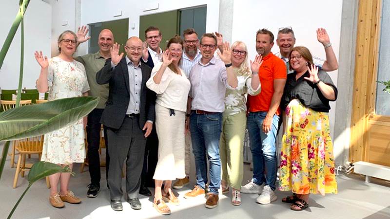 På bilden fr v Glad sommar önskar Kristina Myrenberg, Robert Aspfors, Björn Göthner-Tideman, Henrik Lindh, Lena Loheim Kangevik, Patrik Lönn, Torbjörn Segrell, Helena Nagy, Tommie Söderström, Anders Höglund och Helene Nordmark. Frånvarande Jannica Andreasson och Åsa Harge. Utbildningsförvaltningens ledningsgrupp