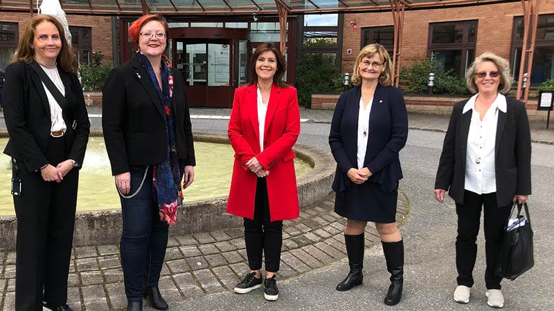 Från vänster i bild: Ingrid Alegren avdelningschef, Meeri Wasberg kommunstyrelsens ordförande (S), Eva Nordmark arbetsmarknadsminister (S), Siw Lidestål social- och äldredirektör och Anette Berggren enhetschef. Arbetsmarknadsministern på besök på arbetsmarknadsenheten