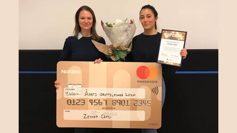 Zeynep Camci tillsammans med Nicole Forslund (L). Vinnaren Zeynep tillsammans med Nicole Forslund.
