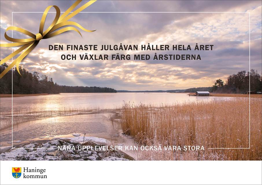 Haninge kommuns julkort 2023. Vy över stilla vinternatur i form av hav, skog och vass. Fotot är inramat av ett illustrerat presentband och över ligger texten: Den finaste julgåvan håller hela året och växlar färg med årstiderna. Nära upplevelser kan också vara stora.