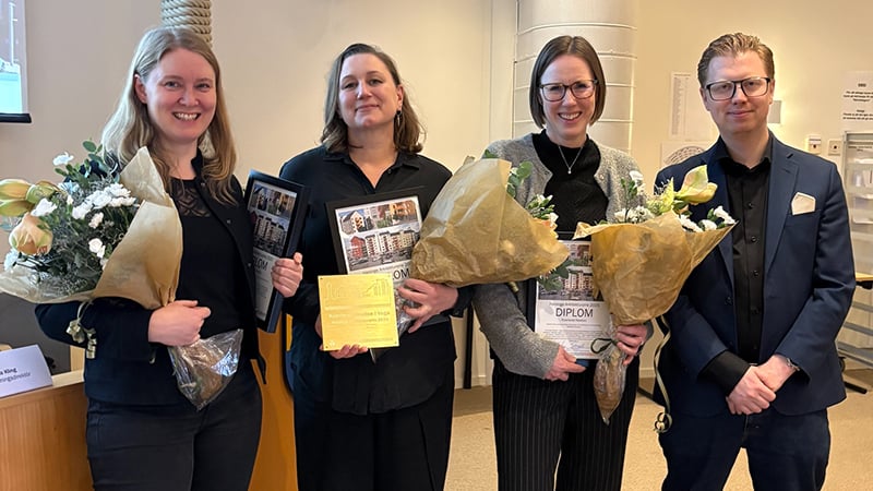 personer p&#229; prisutdelning med blommor i handen