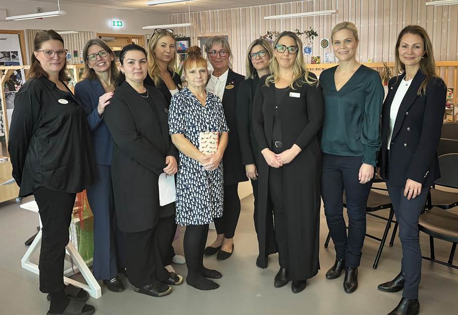 Jill Kindblom (förskollärare), Pernilla Kjellin (M) (barn- och förskolenämndens ordförande), Ayse Sener (förskollärare), Steffani Skärberg (utbildningsledare och teamledare), Ann-Charlotte Münger (lektor, docent och ansvarar för Barnafrid), Jessica Gillerud (rektor för Jordbro rektorsområde), Jenny Nilsson (utbildningsledare och biträdande rektor), Åsa Harge (skolchef förskola), Paulina Brandberg (L) (jämställdhets- och arbetslivsminister), Nicole Forslund (L) (kommunalråd och idrotts-, kultur- och fritidsnämndens ordförande). Jill Kindblom (förskollärare), Pernilla Kjellin (M) (barn- och förskolenämndens ordförande), Ayse Sener (förskollärare), Steffani Skärberg (utbildningsledare och teamledare), Ann-Charlotte Münger (lektor, docent och ansvarar för Barnafrid), Jessica Gillerud (rektor för Jordbro rektorsområde), Jenny Nilsson (utbildningsledare och biträdande rektor), Åsa Harge (central förskolechef), Paulina Brandberg (L) (jämställdhets- och arbetslivsminister), Nicole Forslund (L) (kommunalråd och idrotts-, kultur- och fritidsnämndens ordförande).