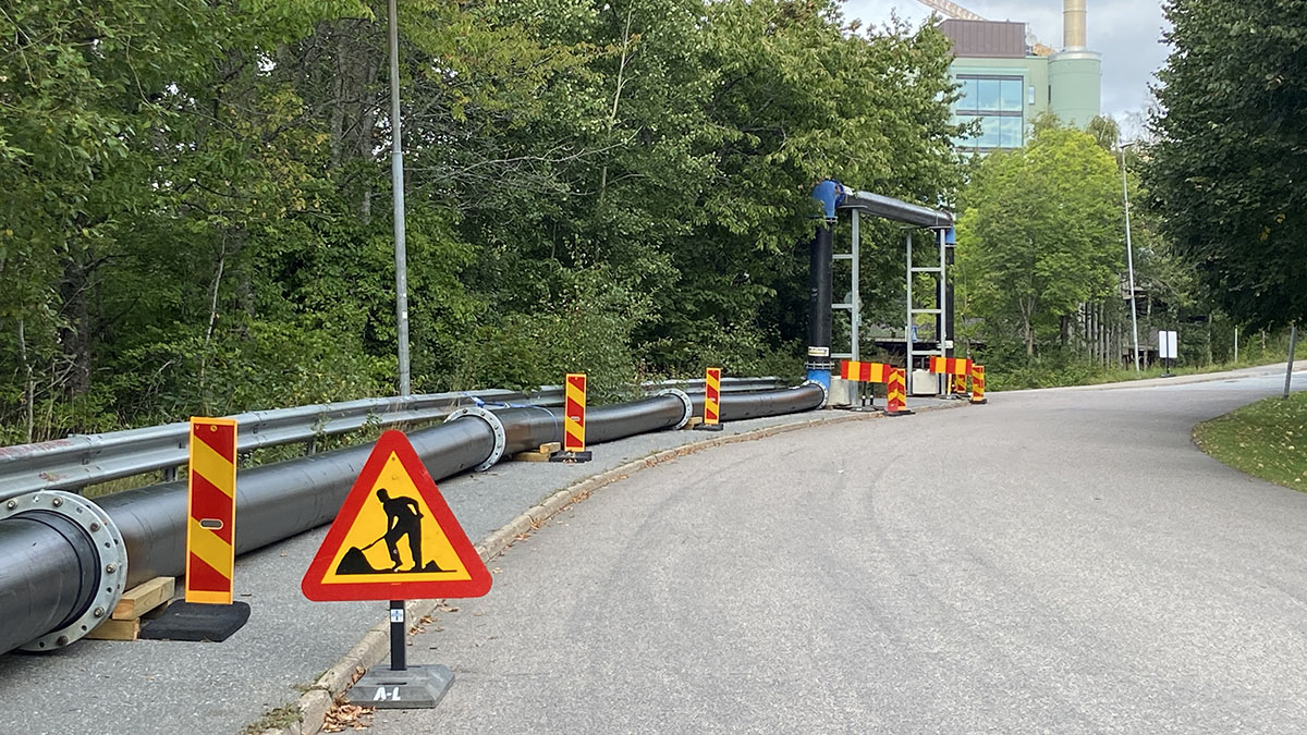 Svarta förbipumpningsrör utlagda längs en gata