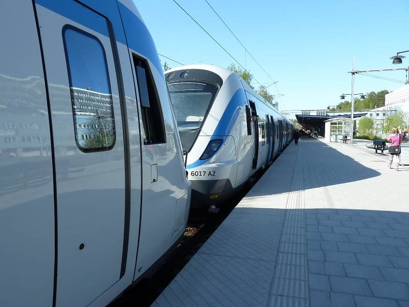 Pendeltåg vid Handens station. Pendeltåg vid Handens station