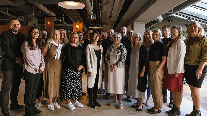 Vinnarna i pedagogiska priser 2021 samt Tobias Hammarberg, ordförande i grund- och förskolenämnden, och Maria Fägersten, ordförande i gymnasie- och vuxenutbildningsnämnden Vinnarna i pedagogiska priser 2021.