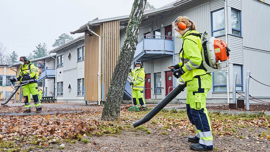Feriepraktikanter höstlovet 2021 Ungdomar som under sin feriepraktik rensar skolgården från löv med lövblås och kratta