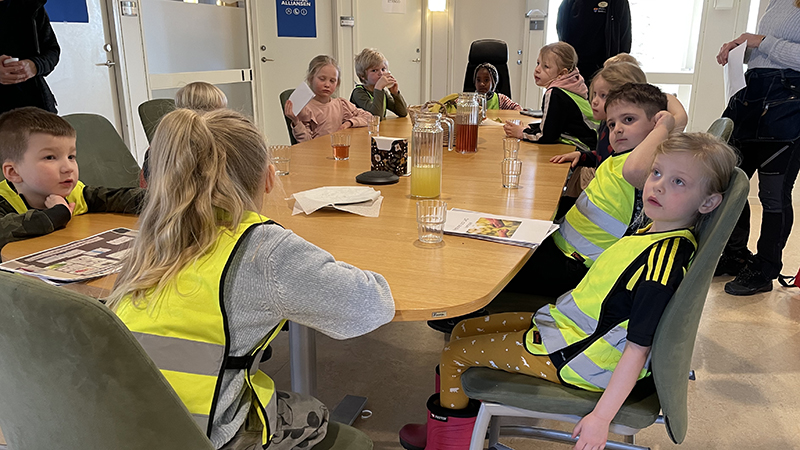 Förskolebarn sitter runt ett bord