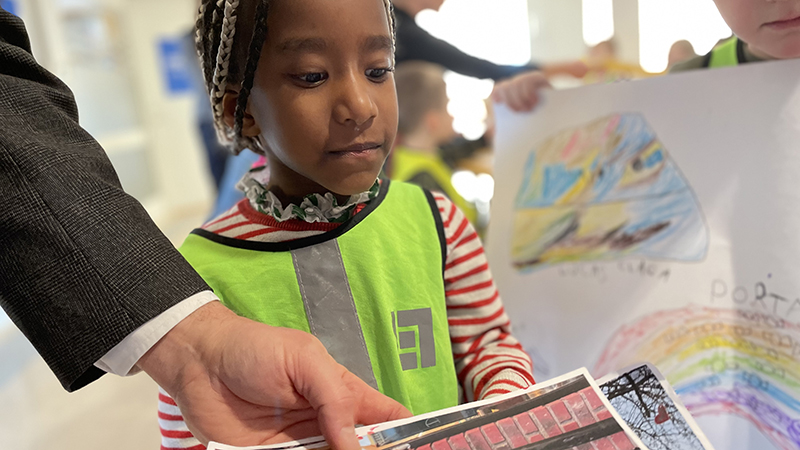 Barn visar en teckning