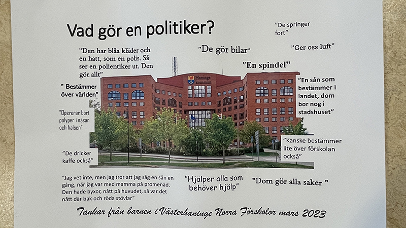 Bild på en planch med en bild på kommunhuset och texten "Vad gör en politiker?"