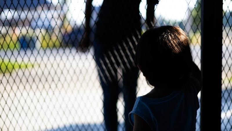 Barn tar emot något av okänd person