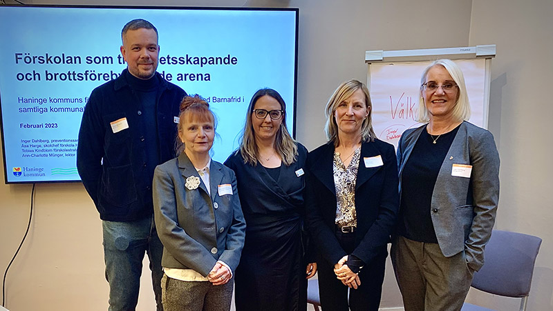 Från vänster: Tobias Kindblom, förskolestrateg, Ann-Charlotte Munger, docent Barnafrid, Åsa Harge, skolchef förskola, Lotta Wigen, direktör social- och äldreförvaltningen och Inger Dahlberg, drogförebyggande samordnare.