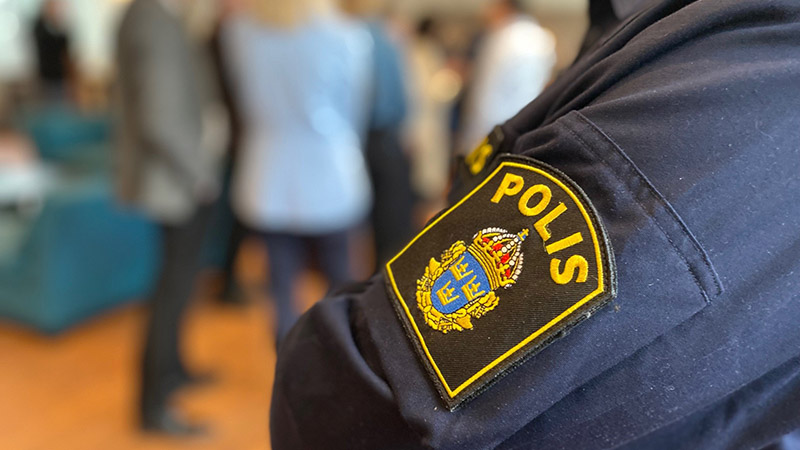 Närbild på polismärke på jackärm