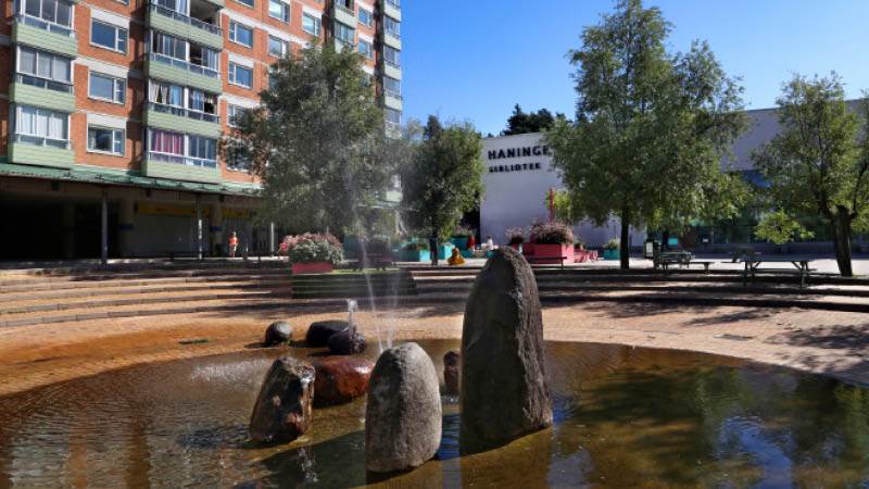 Stenar i en fontän som står framför Haninge kulturhus och Haninge centrum