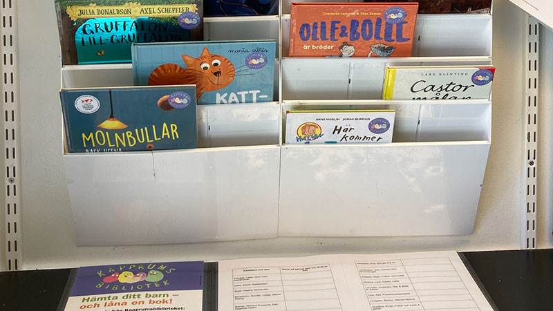 Ett kapprumsbibliotek på förskolan Syrenen