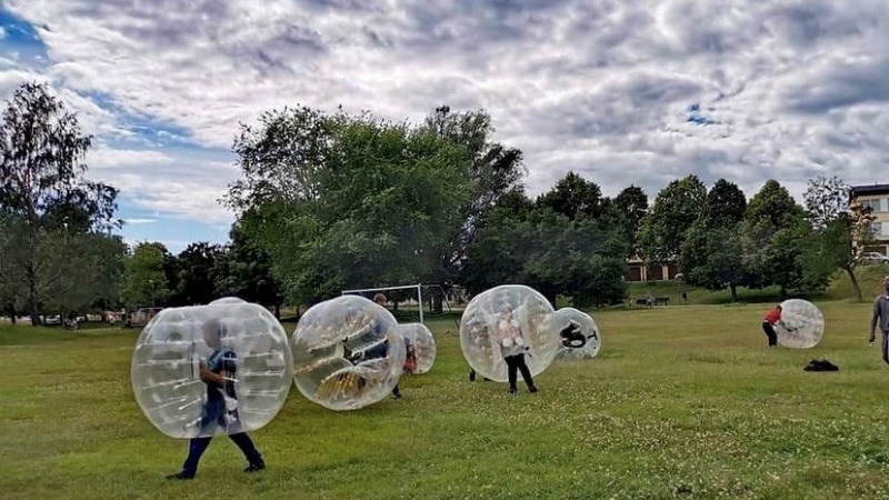 Barn leker i stora bollar i Höglundaparken