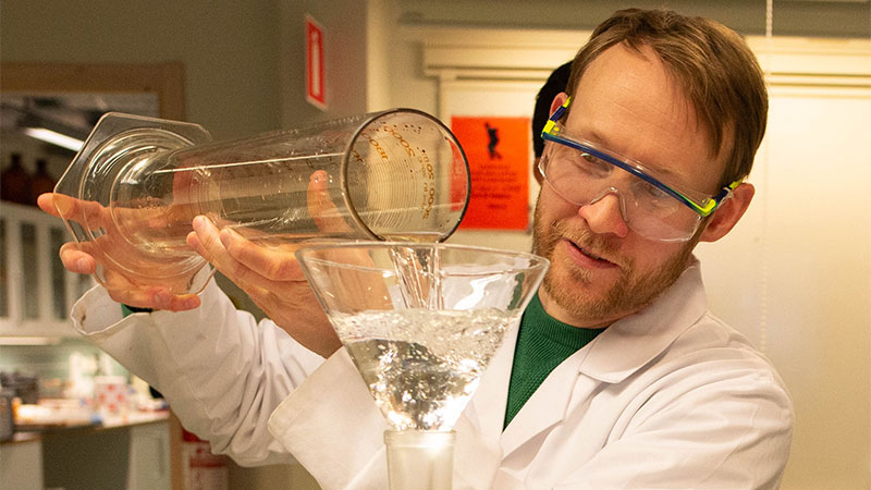 Haninge kommun. Bildtext: Rickard Hedman kemilärare på Fredrika Bremergymnasiet.