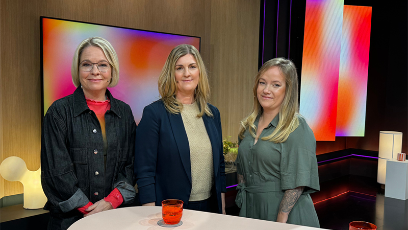 Tre kvinnor i tv-studio. 