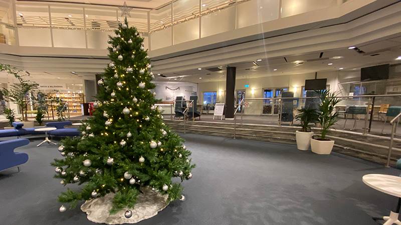 Julgran i kommunhuset