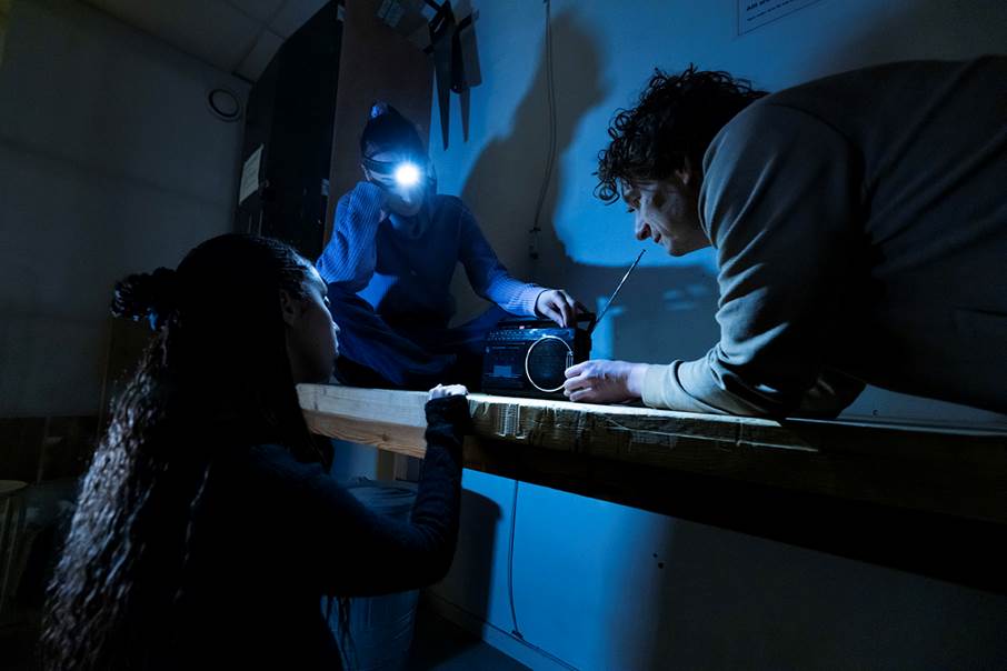 Radio, en del av hemberedskap. Om strömmen går och mobilen tystnar fortsätter Sveriges Radio P4 att sända. Som beredskapskanal ger den dig livsviktig information om väder, vatten, hjälpinsatser och evakuering. Med en batteridriven, solcellsdriven eller vevbar radio håller du dig uppkopplad – även när allt annat slocknar.