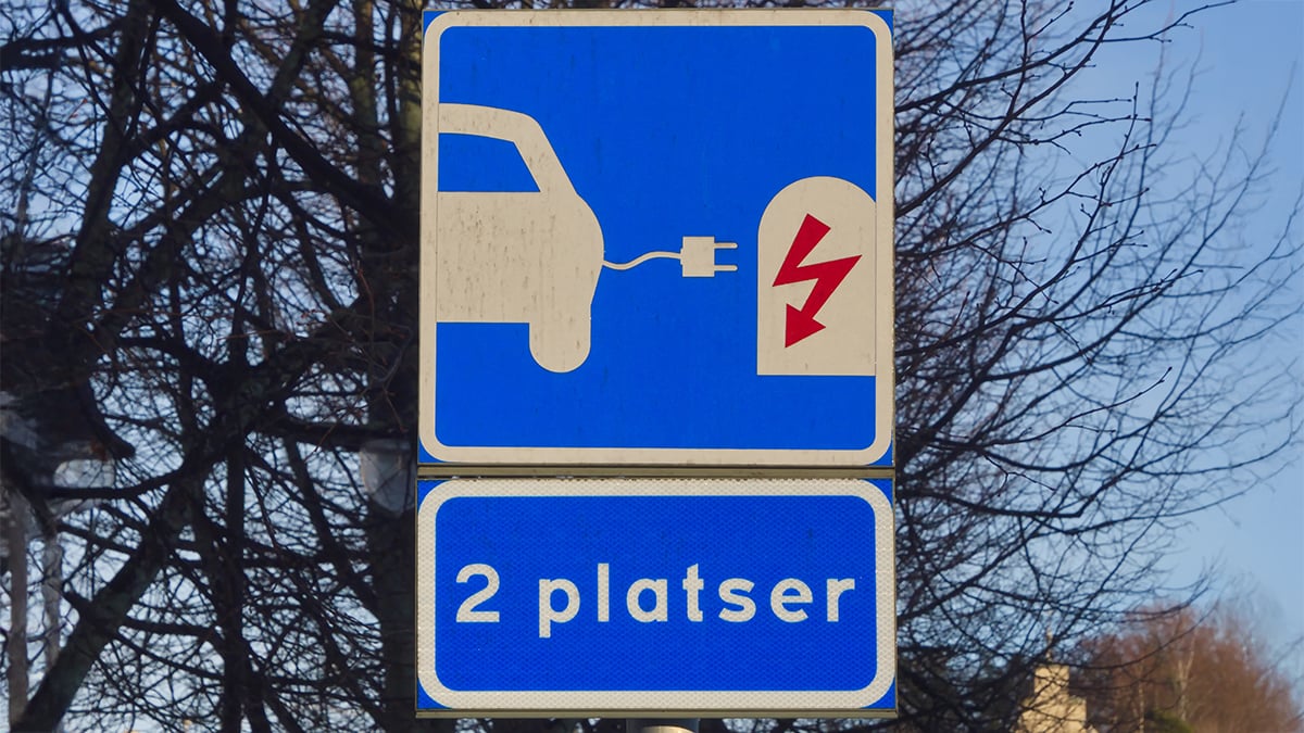 Trafikskylt för elladdare med anvisning om två parkeringsplatser