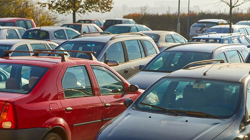 Bilar parkerade på en parkeringsplats
