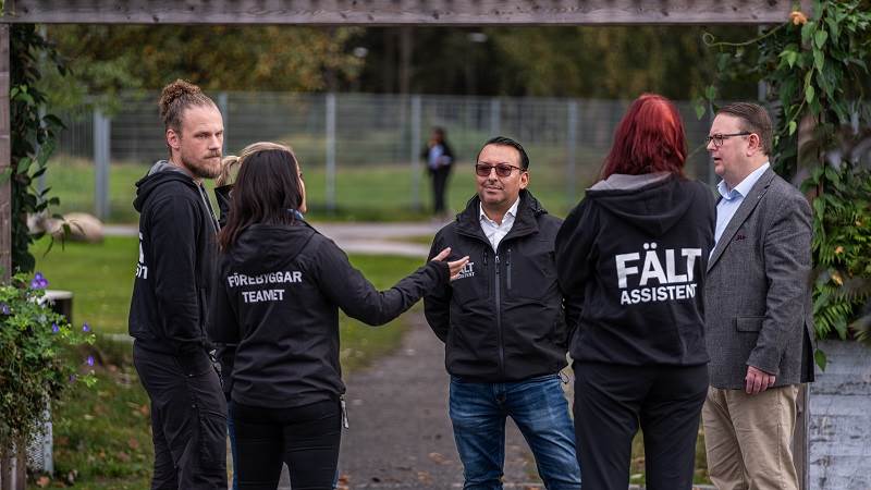 Förebyggarteamet och fältassistenter finns i området för den som vill prata eller ställa frågor. Fem personer står och pratar.