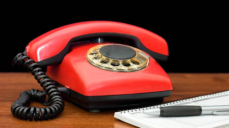 En röd telefon