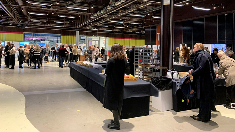 Minglande medarbetare.