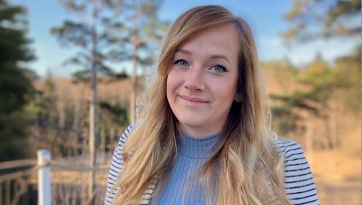 Denise Wadlund på geoinfo står utomhus i höstsol.