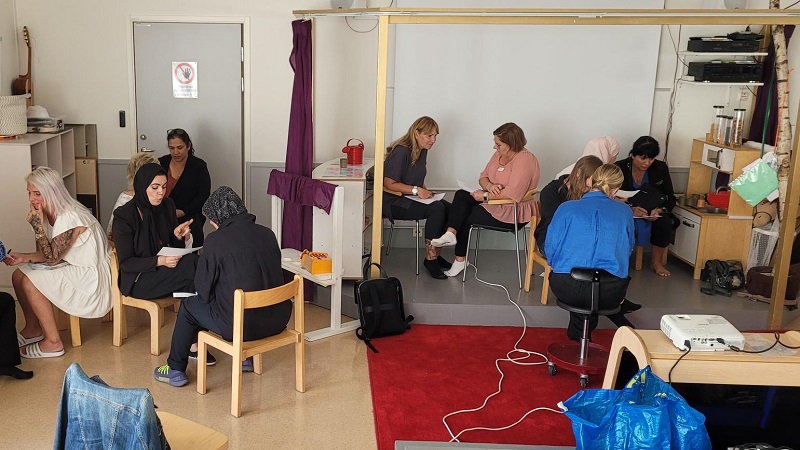 Pedagoger diskuterar.