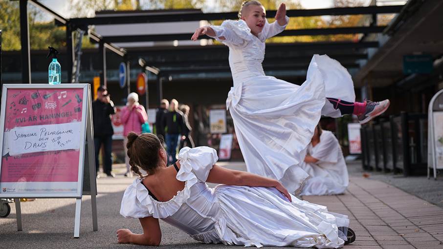 Haninges kulturstipendier delas ut för att stödja personer och grupper som är verksamma inom olika kulturformer. Det kan vara till exempel konst, musik, dans eller teater. Barn som dansar i långklänning.