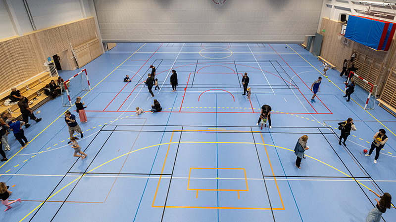 Besökare i idrottshallen.