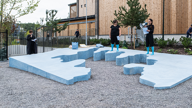 En blå skulptur på skolgården.
