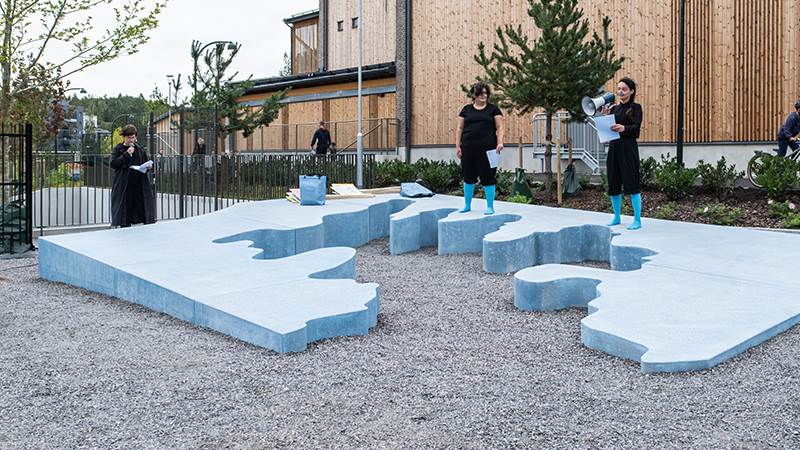 Under konstvisningen presenterades skolgårdens blå sittskulptur. En blå skulptur på skolgården.