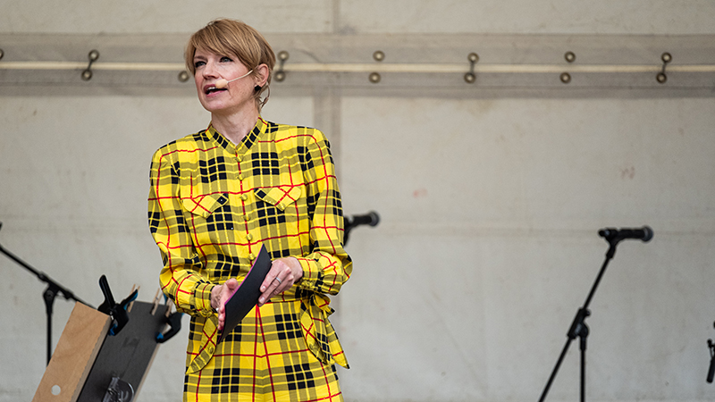 Cecilia Frode står på scen.