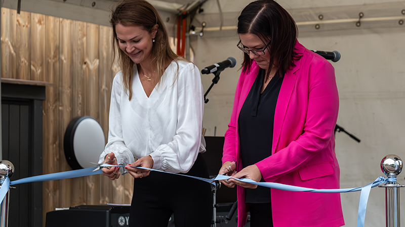 Nicole Forslund och Veronica Pagard Salem klipper band på scen.