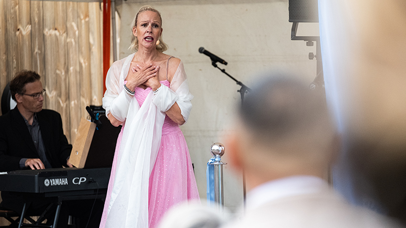 En kvinna sjunger på scen.