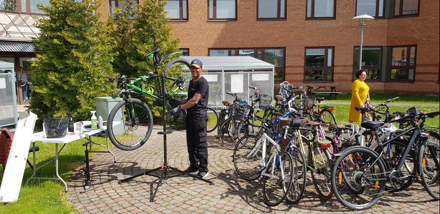 Cykelservice vid kommunhuset Cykelreparatör utför service på cykel