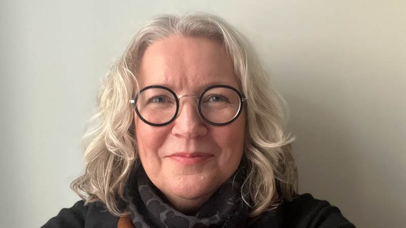 Marie Ivarsson, biträdande social- och äldredirektör. En kvinna ler mot kameran
