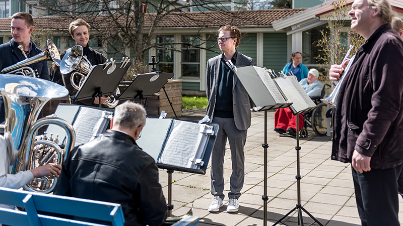 Orkester spelar på äldreboende.