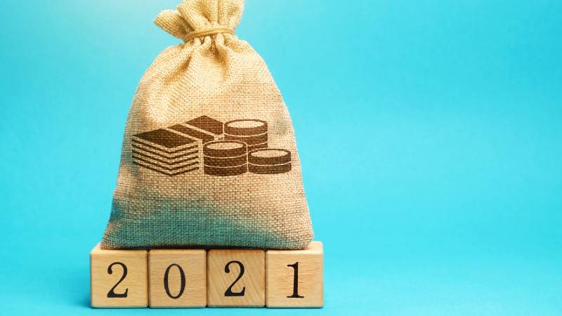 Pengapåse på klossar som bildar årtalet 2021