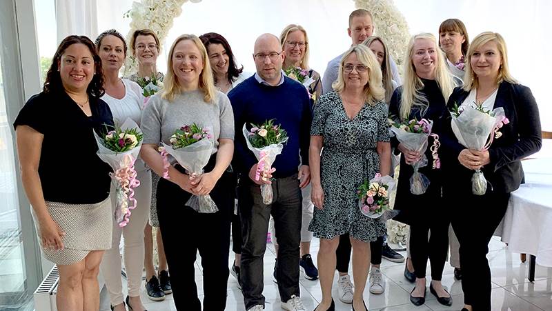Från vänster: Adriana Vadebenito Sepulveda, Jennie Adelöw, Shirley Kurasz, Elenore Bjelke, Renata Stypula, Mikael Stadin-Steffen, Charlotte Bengtsson, May Åkesson, Ioanna Costas, Patrik Eriksson, Anna Törnqvist, Klara Eck och Anni Juharyan. Medarbetare som tagit examen från Ledarskapsakademin