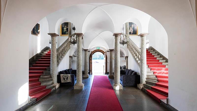 Foto ur boken Haninge – upptäck kulturmiljöerna som berättar om Haninges historia  Ett slott med röd matta och stora vita valv