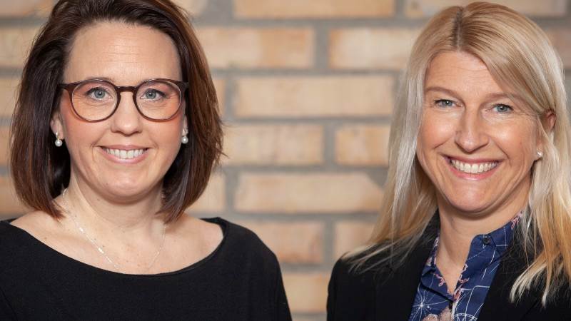 Åsa Harge, verksamhetschef förskolan, och Jannica Andreasson, tf. verksamhetschef grundskolan Gemensam porträttbild på cheferna för förskolan och grundskolan