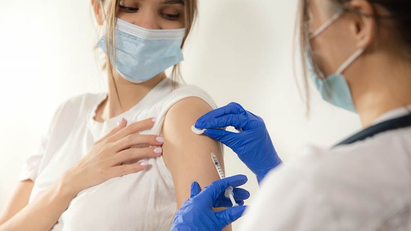 Kvinna som vaccineras mot covid-19
