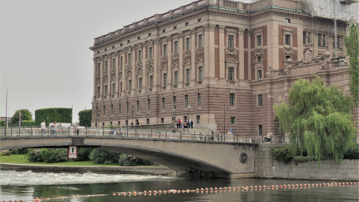 Vy över Sveriges Riksdag samt bro över vatten 