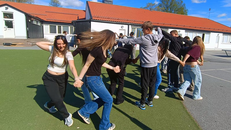 Flera elever dansar ringdans