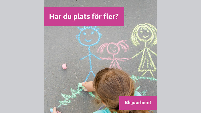 En bild på en liten tjej som målar med kritor på marken. Med texten "Har du plats för fler? Bli jourhem!"